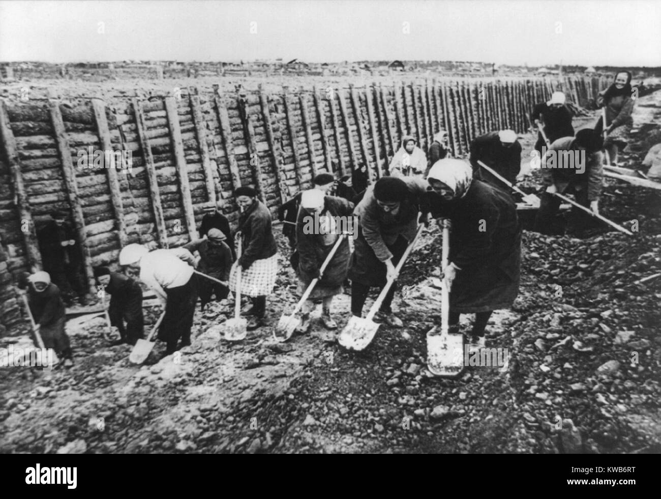 Abitanti di Leningrado costruire anti-serbatoio fossati nel 1941 o 1942. Il Soviet (Russo) Equipaggio di lavoro comprese le donne di tutte le età, utilizzando pale e sceglie di difendere Leningrado durante i 872 giorni di assedio durante la guerra mondiale 2. (BSLOC_2014_8_36) Foto Stock