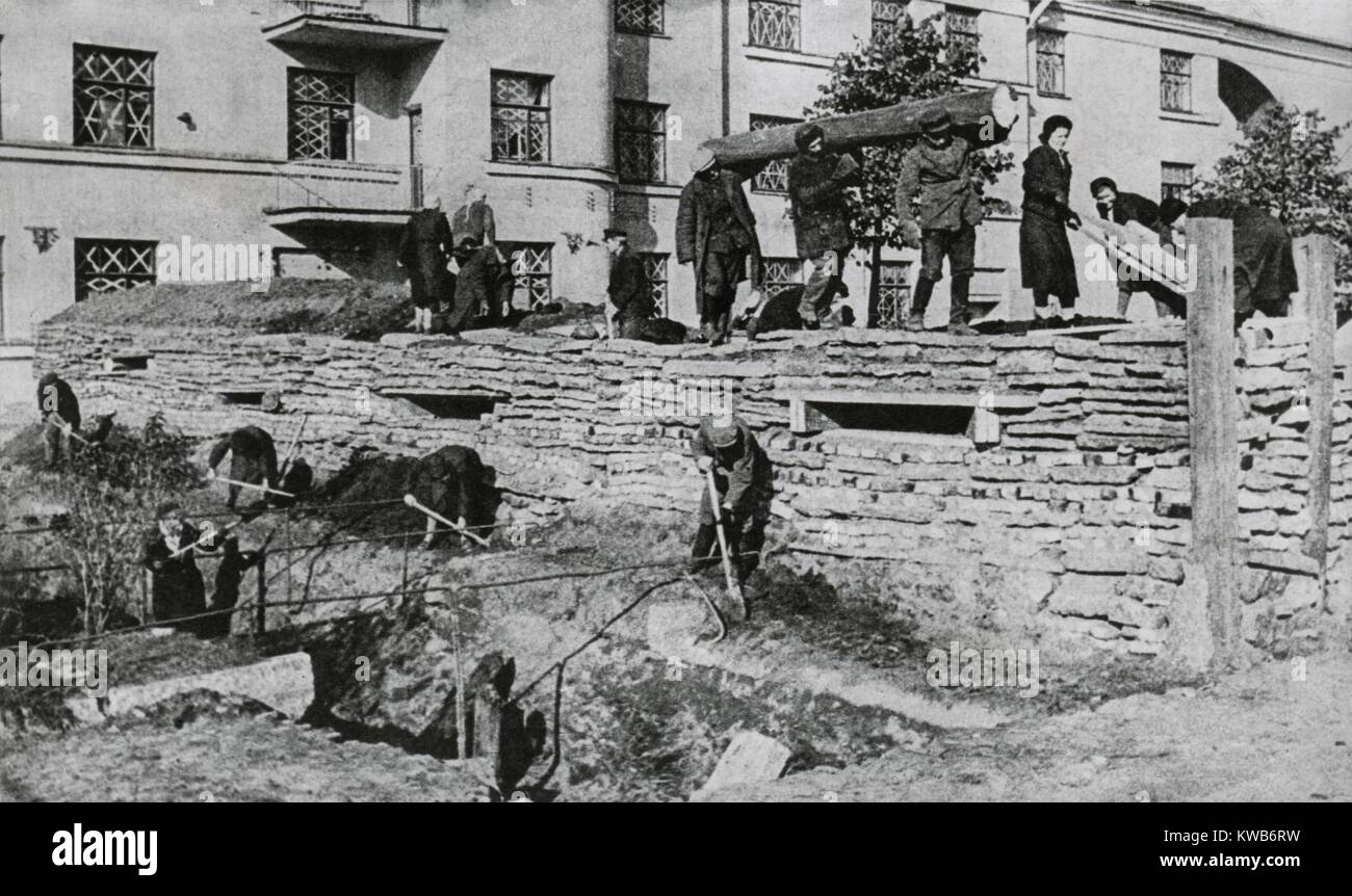 I cittadini di Leningrado erigere trincee e rifugi contro il bombardamento tedesco. Il Soviet (Russia) città era sotto assedio da sett. 8, 1941 a gen. 27, 1944 durante la guerra mondiale 2. (BSLOC 2014 8 37) Foto Stock