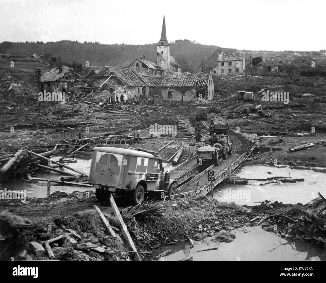 U.S. ambulanza in una battaglia spaventata paesaggio vicino Lunebach, Germania, marzo 1944. Il driver è stato citato, 'tutto questo relitto inanimati intorno a noi è un po' un numero sufficiente di compensazione per il relitto umano abbiamo tirata in avanti e indietro e avanti e indietro.' guerra mondiale 2. (BSLOC 2014 8 71) Foto Stock