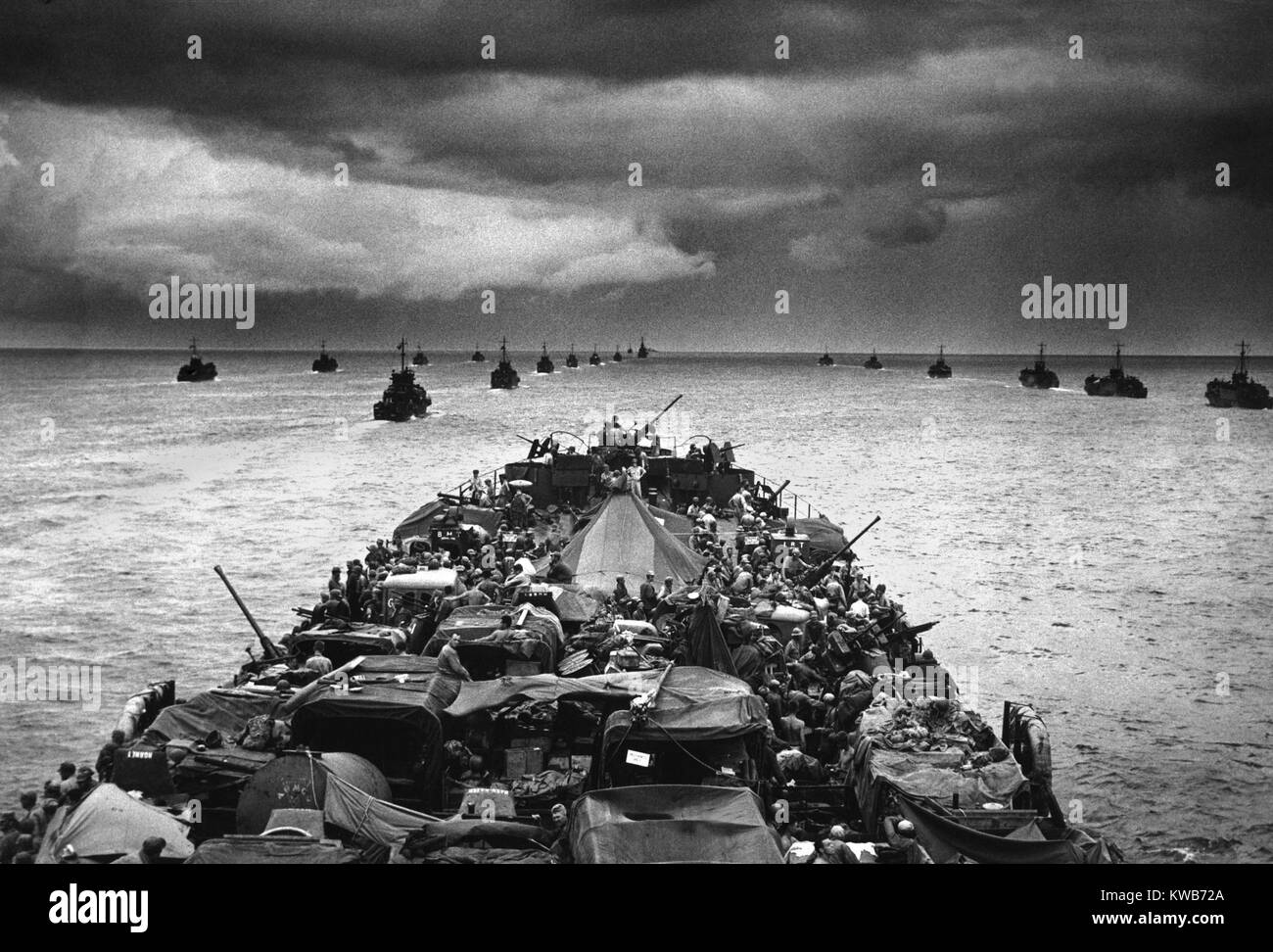 Un LST (sbarco Nave cisterna) en route per l invasione di Cape Sansapor, Nuova Guinea. Essa è seguita da colonne di truppa-pranzo LCI (Landing Craft Infantry) ciascuno in grado di trasportare 200 soldati. Luglio 30-31, 1944. Il GIs ha affermato che "LST' come l'acronimo di 'grande obiettivo lento'. Dutch Nuova Guinea, guerra mondiale 2. (BSLOC 2014 10 108) Foto Stock