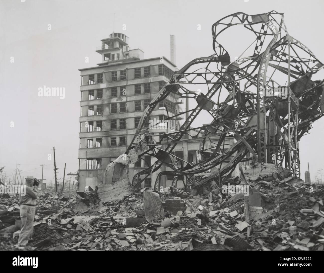 Photographer di notizie (in basso a sinistra) per documentare le rovine di Hiroshima nel 1947. È eventualmente Stanley Troutman, tornando alle rovine ha fotografato come un fotografo di combattimento a settembre 7, 1945. Guerra mondiale 2. (BSLOC 2014 10 126) Foto Stock