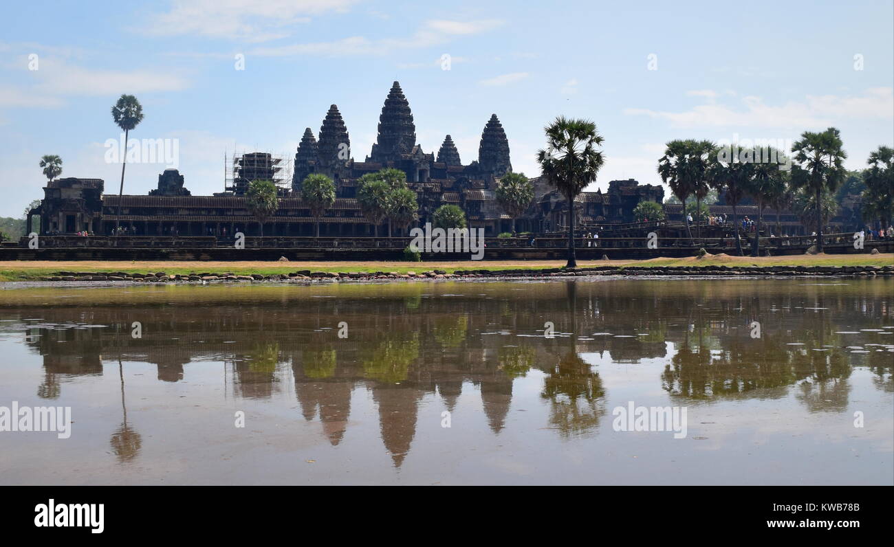 Antico in pietra il tempio di Angkor Wat acqua riflessa su stagno anteriore, Cambogia Foto Stock