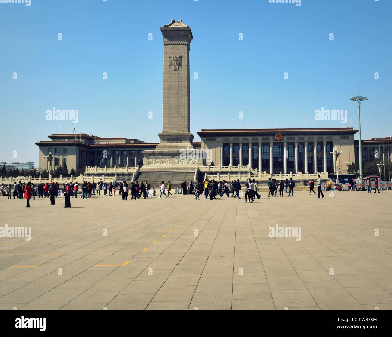 Piazza Tiananmen a Pechino: popolare Monumento degli Eroi e la Grande Sala del Popolo, il Parlamento europeo e il Congresso nazionale del Partito Comunista della Cina Foto Stock