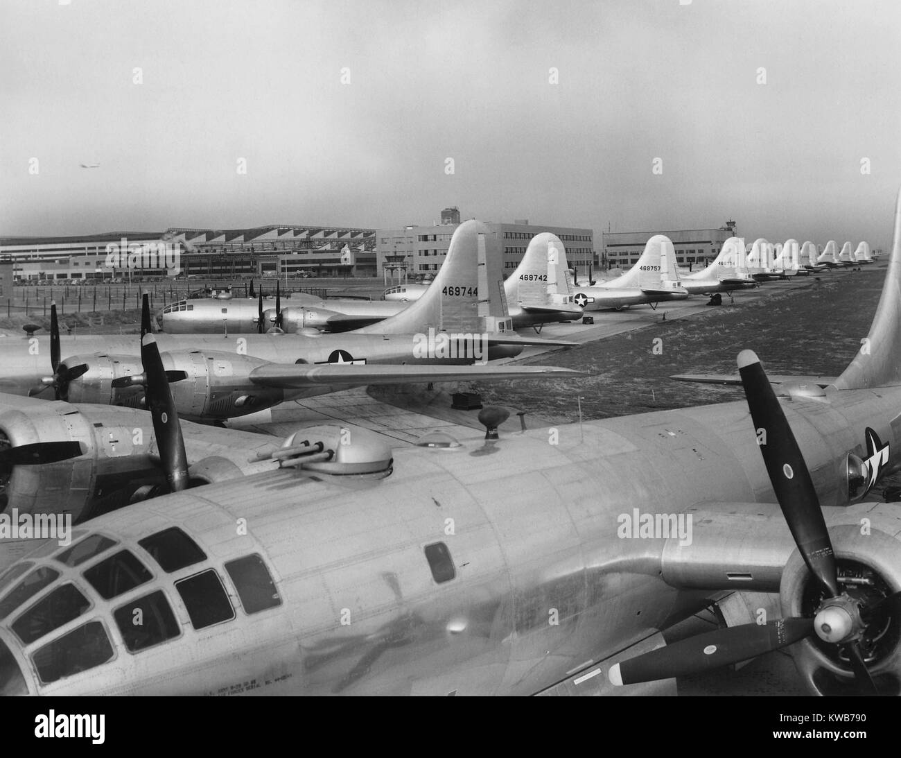 Undici B-29's nel Boeing-Wichita fabbrica di assemblaggio finale in attesa di prove in volo. Il 'Superfortresses" sono state introdotte per combattere nel maggio 1944, principalmente nel Pacifico come long range bombardieri contro il Giappone. Guerra mondiale 2. (BSLOC 2014 10 165) Foto Stock