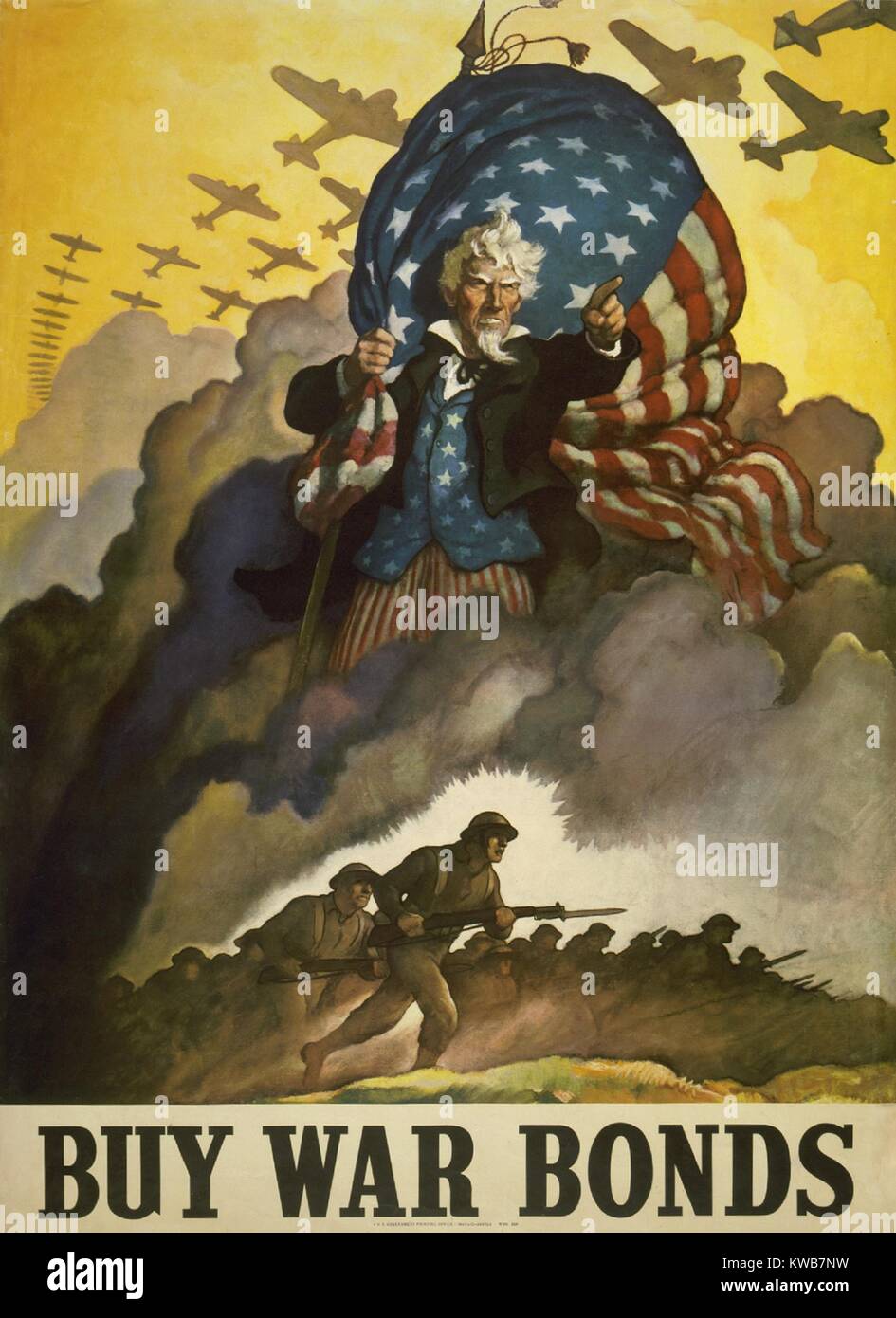 "Acquistare obbligazioni di guerra.' Guerra Mondiale 2 poster di Zio Sam. Egli detiene una bandiera americana e punta il dito come truppe di combattimento con aerei Flying overhead, passate da una nuvola di fumo. 1942. (BSLOC 2014 10 253) Foto Stock