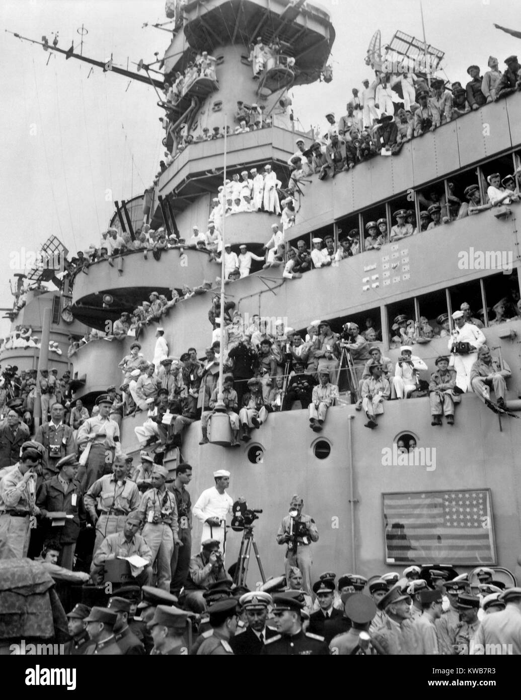 I marinai, gli spettatori e i fotografi sul ponte della USS Missouri nella Baia di Tokyo. Essi saranno testimoni della formale resa Giapponese. Sett. 2, 1945. Guerra mondiale 2. (BSLOC 2014 10 260) Foto Stock