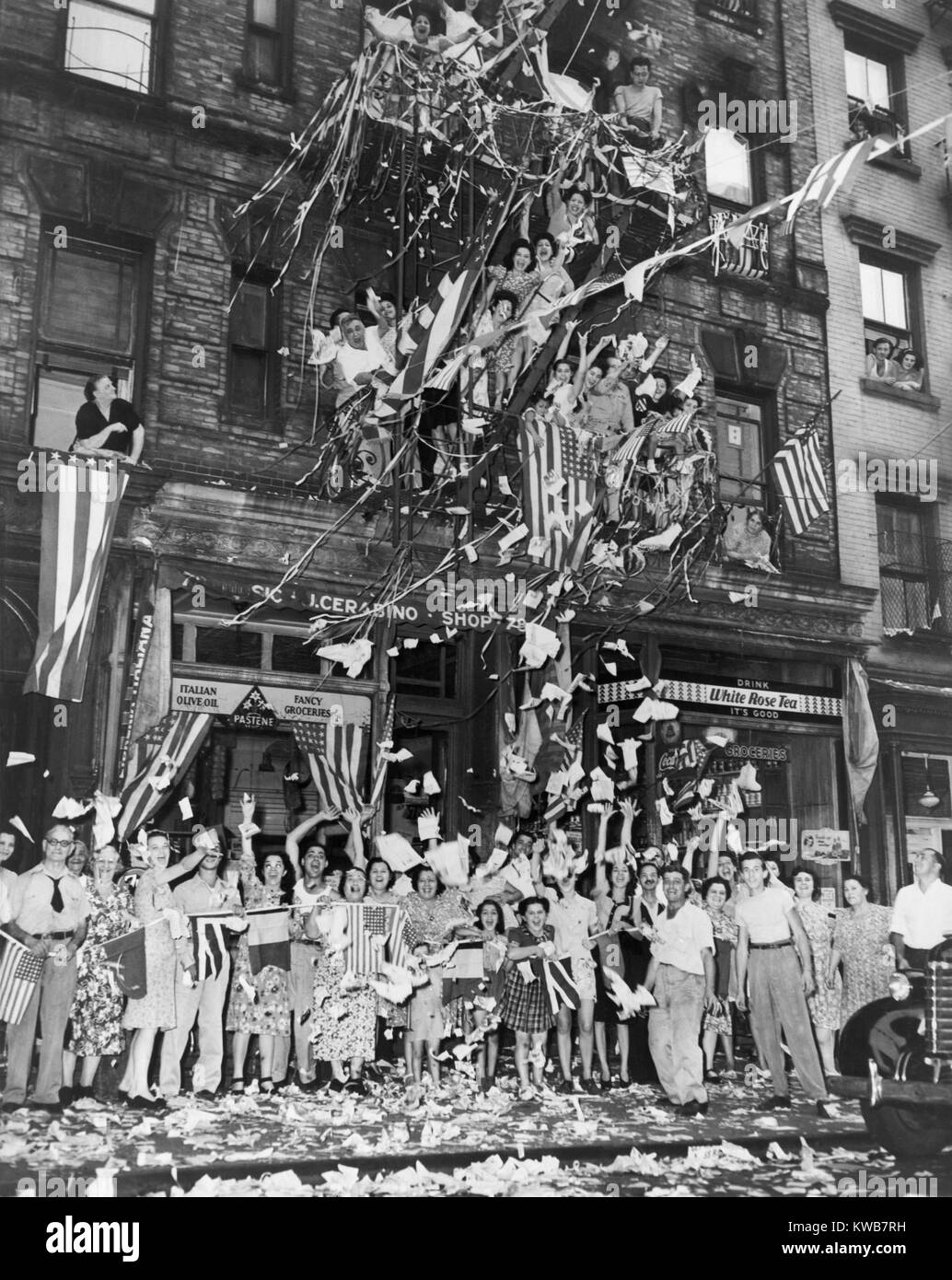 I residenti di New York "Little Italy" celebrare la resa Giapponese. Agosto 15, 1944. Guerra mondiale 2. (BSLOC 2014 10 264) Foto Stock