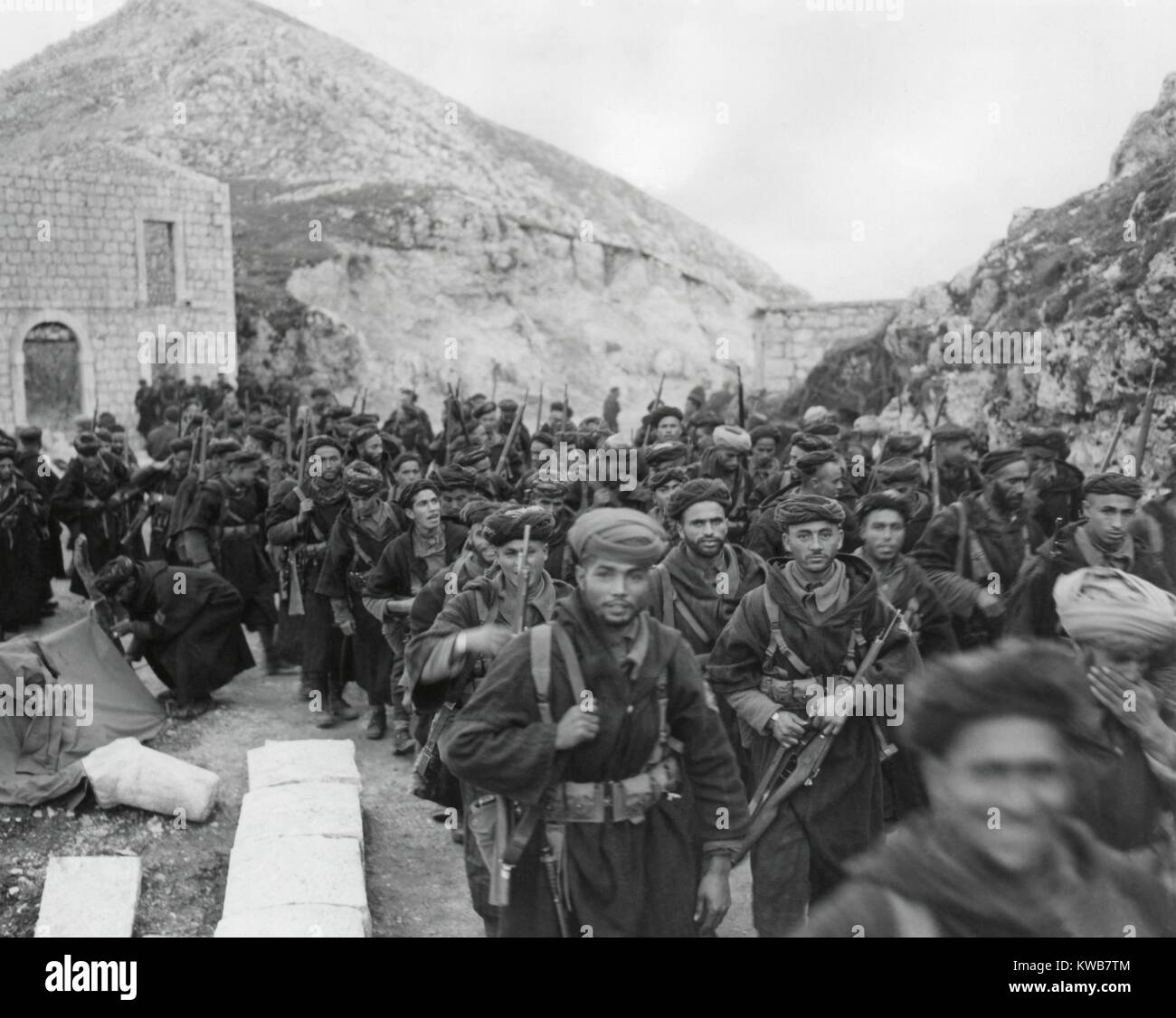 Francese soldati marocchini, chiamato 'Goums', a Letino, Italia (provincia di Caserta, a nord di Napoli). Seconda Divisione marocchina, VI Corps, usura uniformi tradizionali e trasportare attrezzature americane. 7 dicembre, 1943. Guerra mondiale 2. (BSLOC 2014 10 27 ) Foto Stock