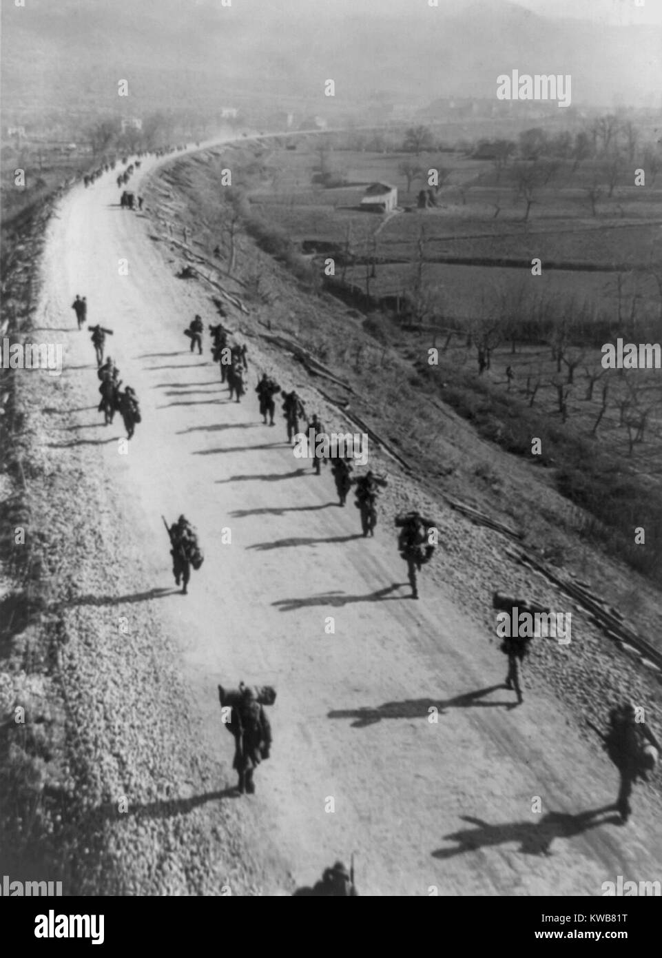 I soldati degli Stati Uniti marciando lungo Italia's Highway 6, a sud di Cassino, Gennaio 31, 1944. Il loro avanzamento contro il tedesco Gustave linea era bloccato per cinque mesi dalla resistenza nazista di Cassino. Guerra mondiale 2. (BSLOC 2014 10 40) Foto Stock