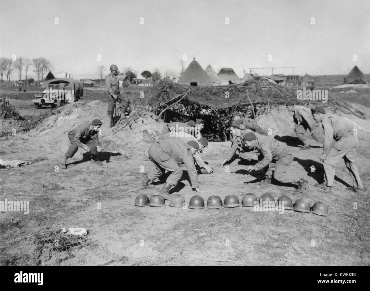 Soldati americani di un campo del battaglione di artiglieria, giocare a calcio mentre off duty. Essi sono sulla Anzio Beachhead vicino Nettuno il 5 febbraio 1944, prima che le forze tedesche ammassato nelle vicine colline per 4 mesi di assedio. Guerra mondiale 2. (BSLOC 2014 10 50) Foto Stock
