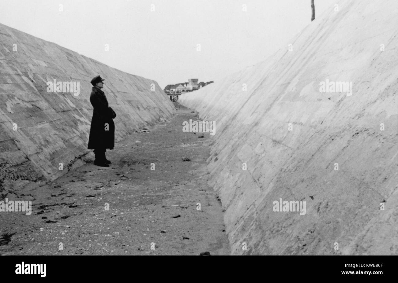 Soldato tedesco in un anti-serbatoio fossa su Atlantic Wall a nord di Caen, Francia. 1944. Guerra mondiale 2. (BSLOC 2014 10 72) Foto Stock
