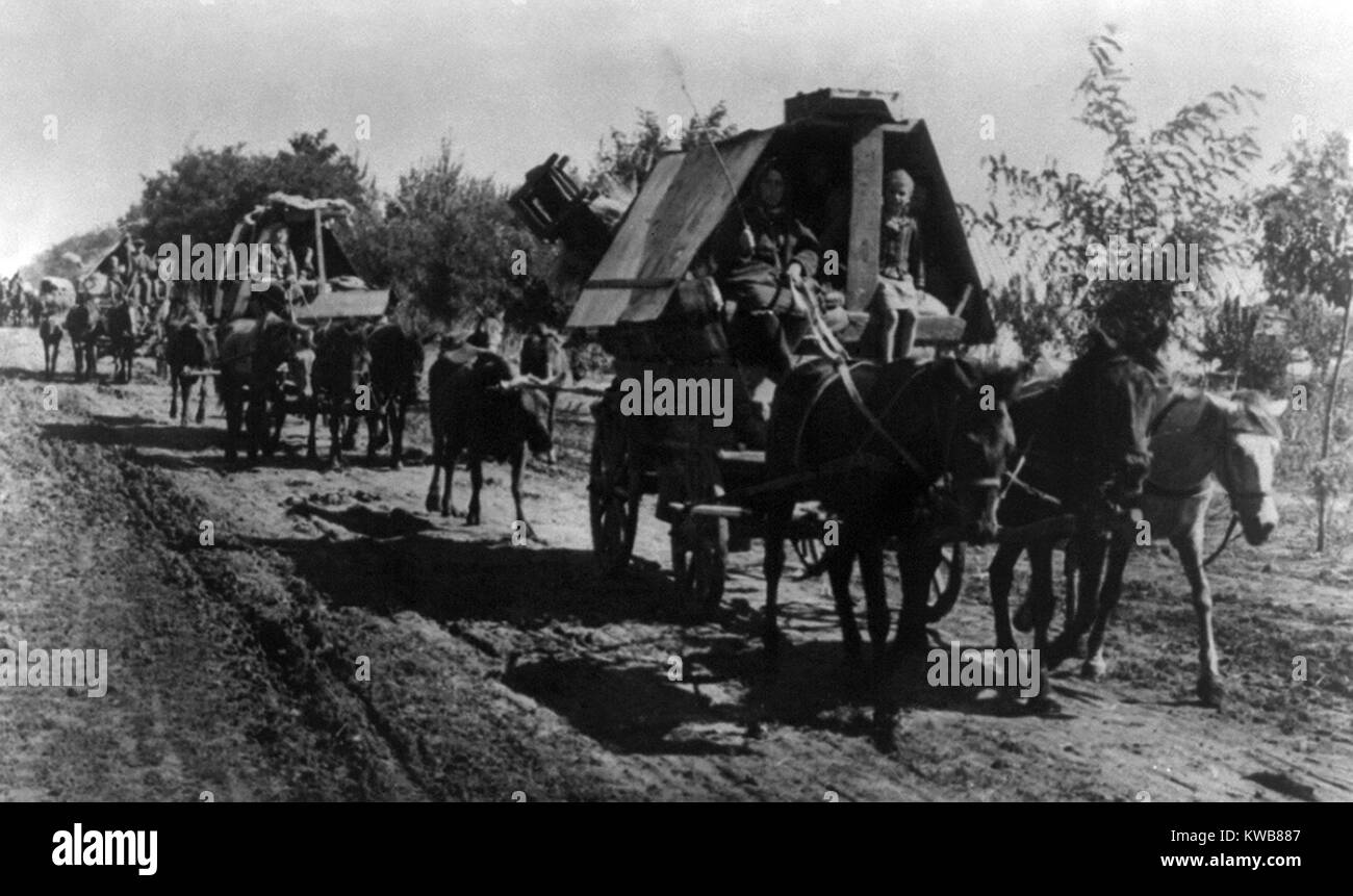 Tedeschi etnici al ritorno in Germania prima di avanzare il Soviet (Russo) eserciti nel 1944. La maggior parte sono stati reclutati come immigrati in Russia nel XVIII secolo e non era mai stato in Germania. Guerra mondiale 2. (BSLOC 2014 8 47) Foto Stock