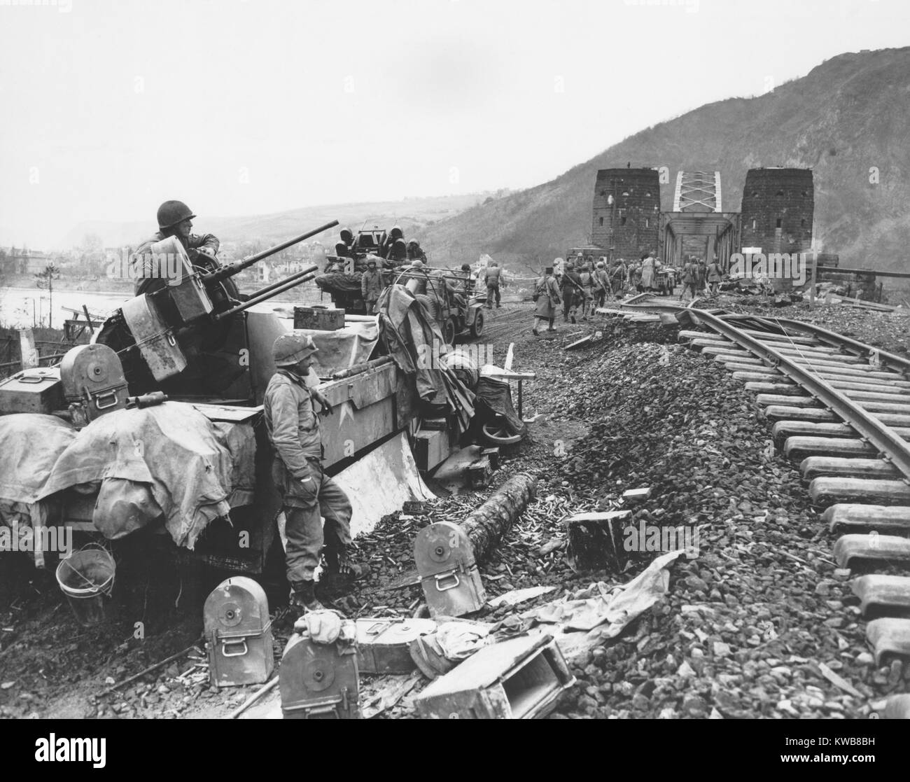 Ludendorff ponte di Remagen dopo la sua cattura il 7 marzo 1945. Stati Uniti 1 soldati dell esercito attraversate il Reno in Germania, guadagnando il primo punto di appoggio degli alleati ad est del fiume Reno. Nazisti condannato cinque funzionari di morte per "codardia" e "ereliction di dovere" per non riuscire a distruggere il ponte. Guerra mondiale 2. (BSLOC 2014 8 66) Foto Stock