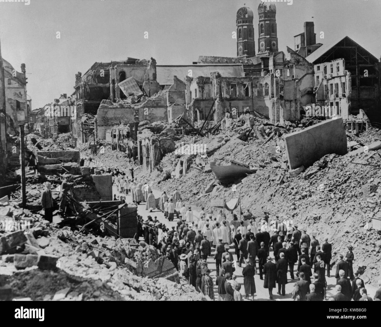 Festa del Corpus Domini processione religiosa nelle rovine di Monaco di Baviera, Germania. 1945 Durante la guerra mondiale 2. (BSLOC 14 8 Foto stock - Alamy