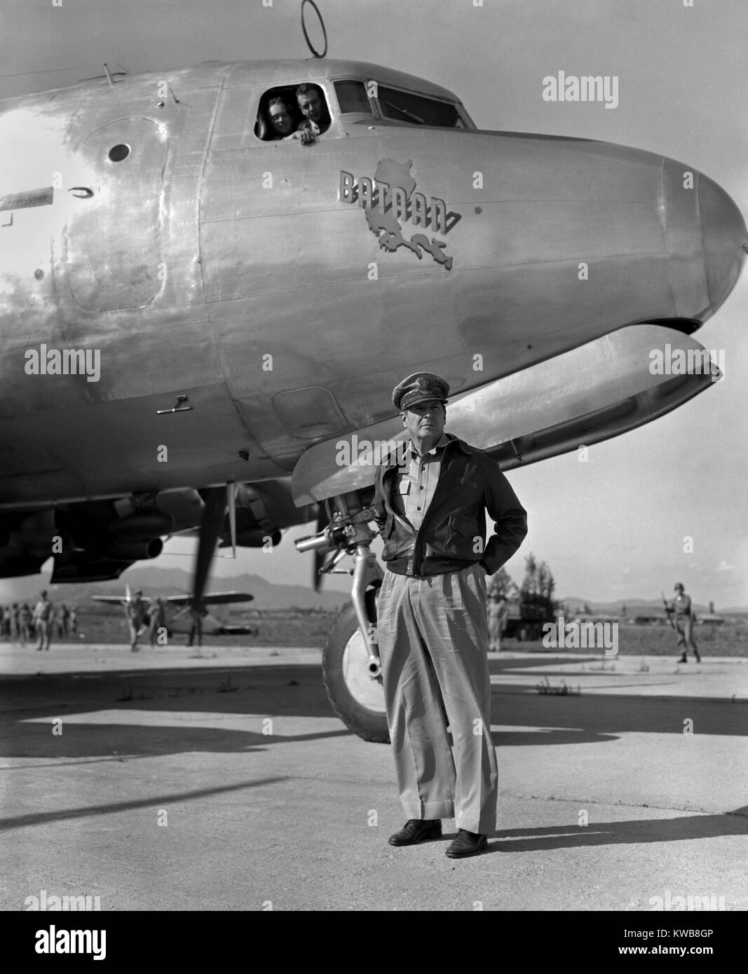 General Douglas MacArthur al suo arrivo in Kimpo airfield per un tour del coreano battlefront. Il suo aereo e porta il nome di "Bataan' sovrapposto ad una mappa delle Filippine. Febbraio 21, 1951. Guerra di Corea, 1950-1953. (BSLOC 2014 11 133) Foto Stock