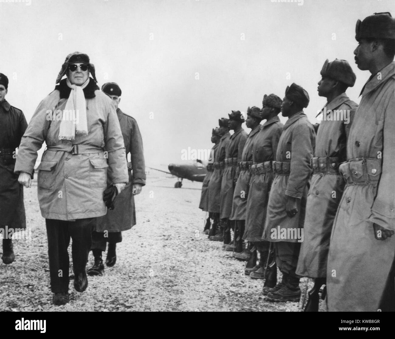 General Douglas MacArthur su un giro di ispezione della Corea del Sud le forze. Febbraio 21, 1951. Guerra di Corea, 1950-1953. (BSLOC 2014 11 134) Foto Stock