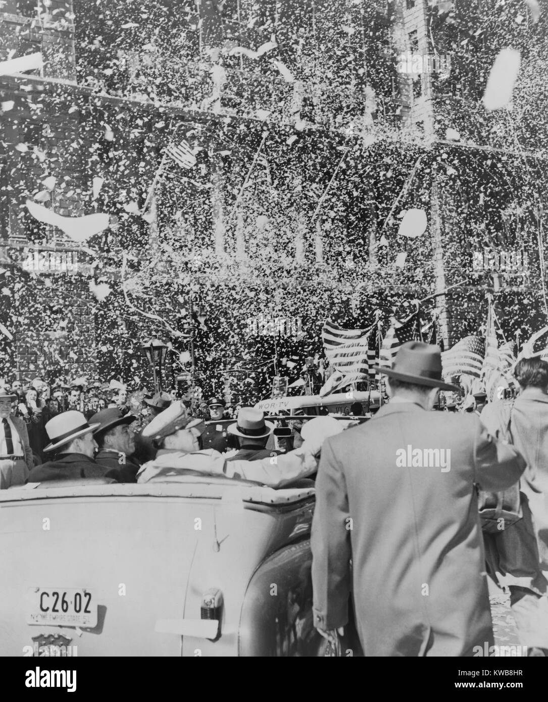 Gen. Douglas MacArthur seduti nella parte posteriore di una vettura aperta fino a cavallo Broadway durante un ticker tape parade, New York City. Aprile 20, 1951. Una stima di 7 milioni di euro allietate il generale. (BSLOC 2014 11 140) Foto Stock