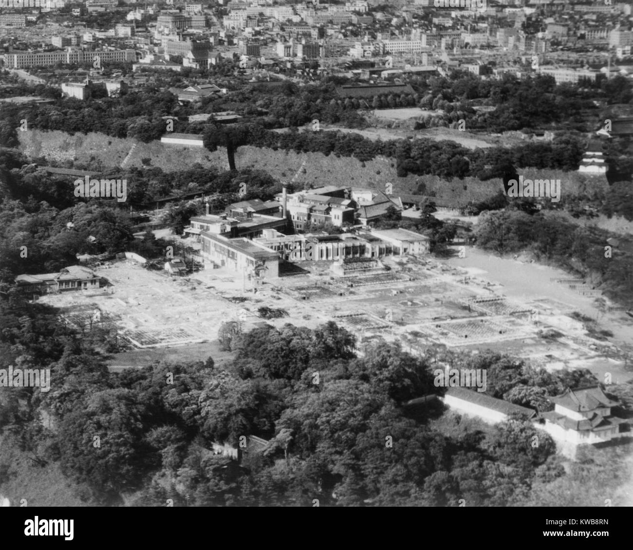 Vista aerea del palazzo imperiale di Tokyo, dopo essere stato bombardato dagli aerei degli Stati Uniti. Degli edifici danneggiati sono fuori dalle mura del grande complesso del palazzo. 1945. Guerra mondiale 2. (BSLOC 2014 10 120) Foto Stock