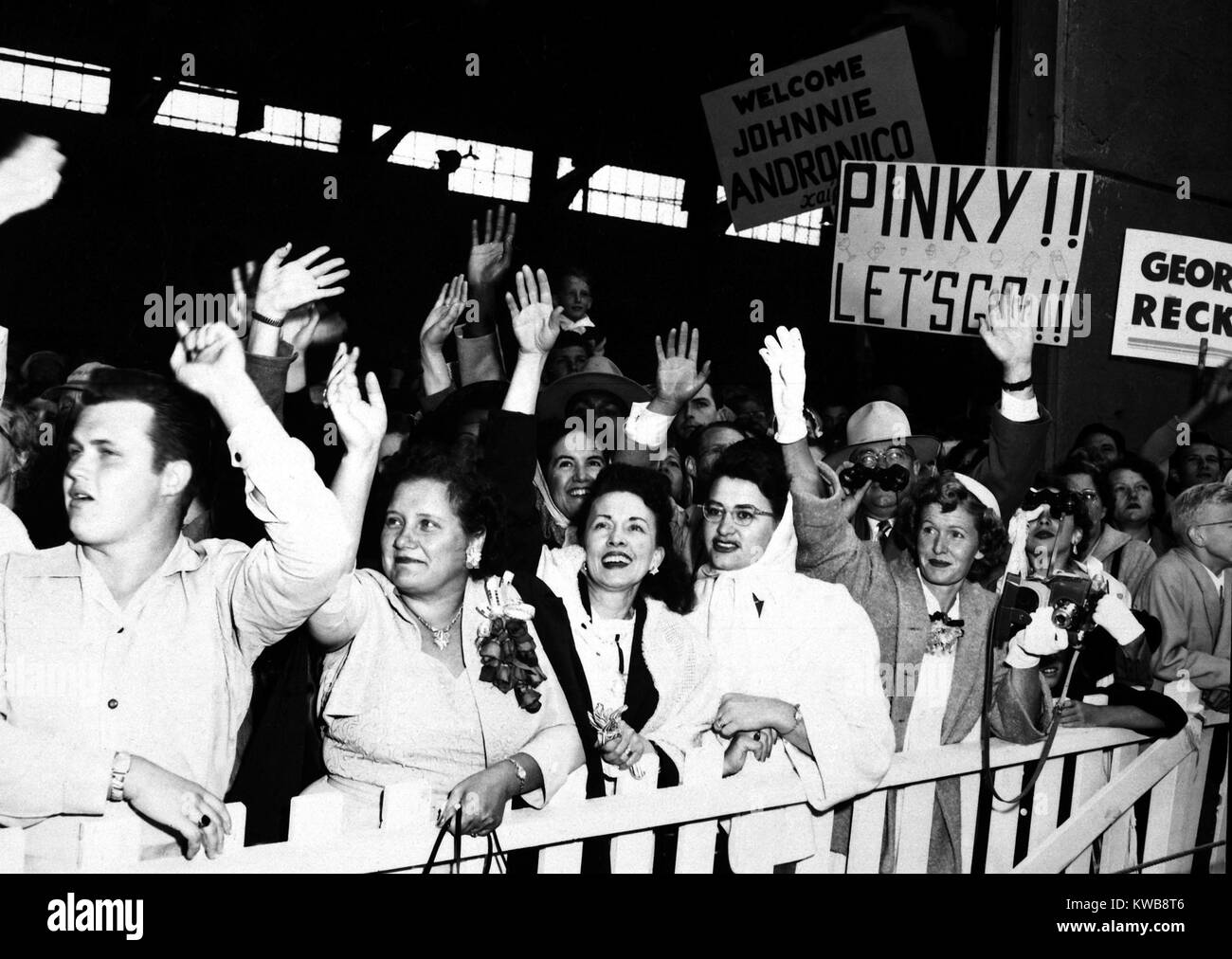 Famiglie sventolando come essi salutare la truppa nave del POA di ritorno dalla guerra di Corea. Agosto 23, 1953. Fort Mason, California. Guerra di Corea, 1950-1953. (BSLOC 2014 11 180) Foto Stock