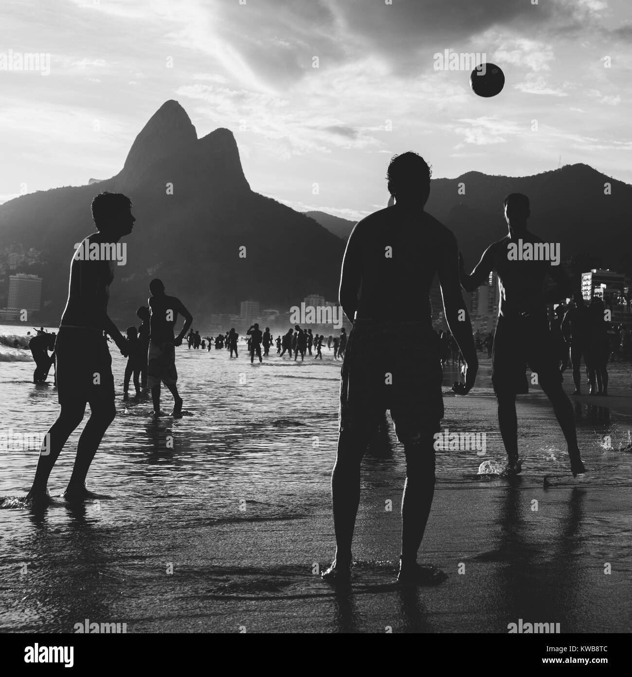 Keepy Uppy sulla spiaggia di Ipanema, Rio de Janeiro, Brasile Foto Stock