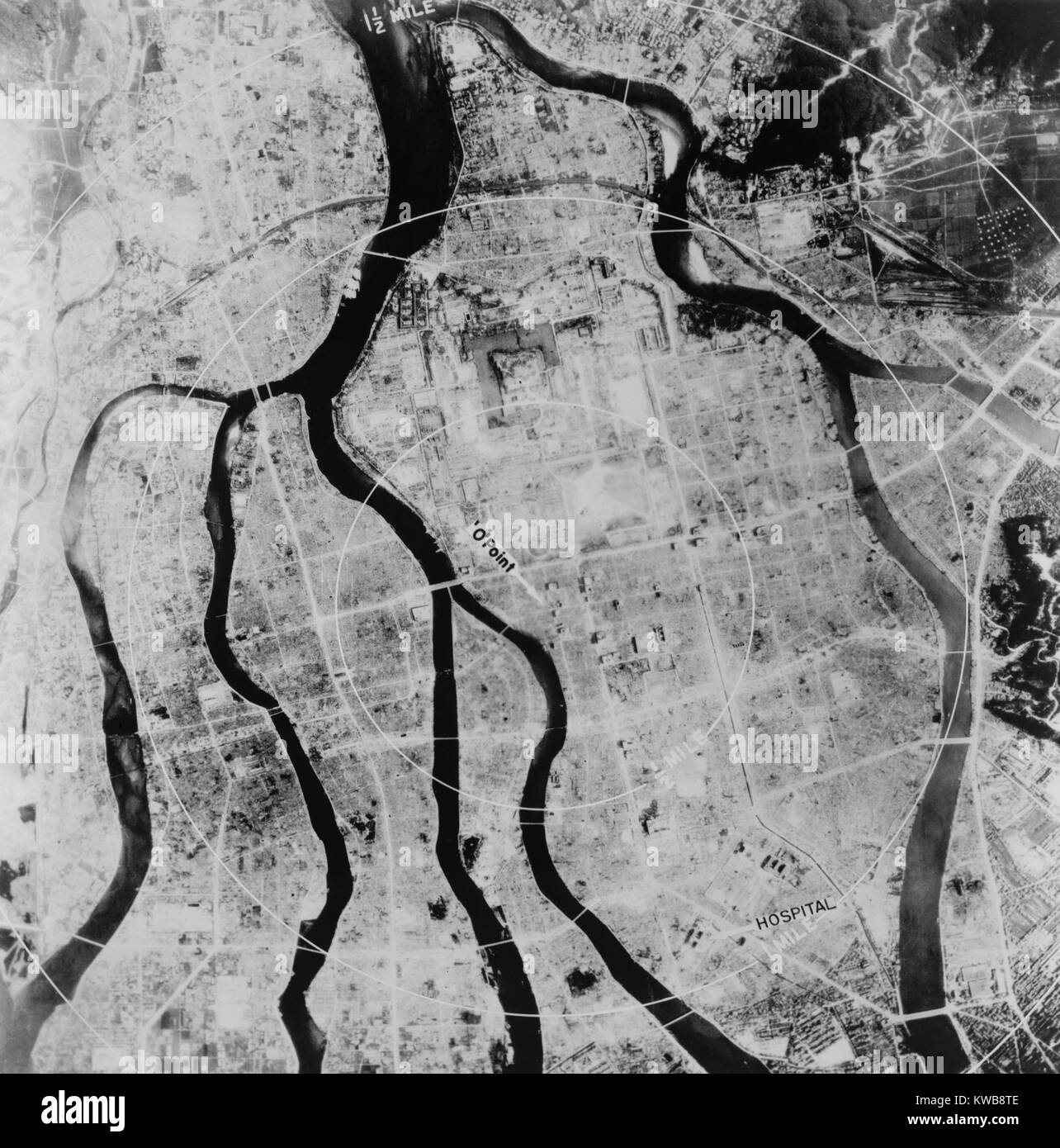 Vista aerea di Hiroshima dopo il bombardamento atomico di Agosto 6, 1945. La città si trova su una superficie piana del delta del fiume, con alcune ostruzioni a contenere lo scoppio dell'esplosione nucleare detonato attorno per la città il 6 agosto 1945. Guerra mondiale 2. (BSLOC 2014 10 125) Foto Stock