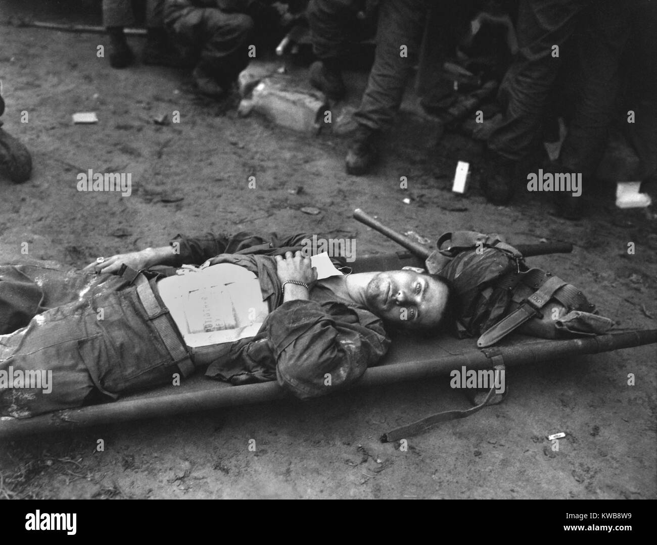 Stati Uniti Xxi fanteria soldato giace su una barella a un aiuto medico stazione. Egli era stato ferito durante l attraversamento del fiume Naktong durante l'ottava eserciti anticipo a nord dal perimetro di Pusan. Sett. 19, 1950. Guerra di Corea, 1950-1953. (BSLOC 2014 11 188) Foto Stock
