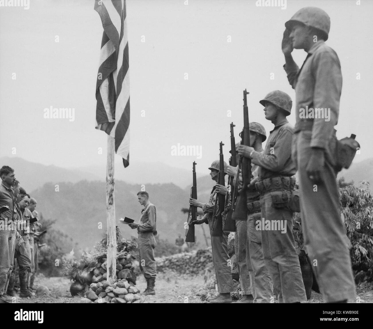 Quinto Reggimento Marine, Memorial servizi tenuti in campo durante la Guerra di Corea. Giugno 21, 1951. (BSLOC 2014 11 206) Foto Stock