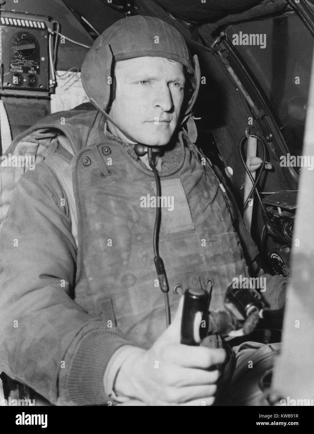 Air Force pilota ai comandi del suo B-29 appena prima del decollo per una missione in Corea del Nord. Egli indossa 105 libbre di ingranaggio di volo necessarie per missioni di combattimento. Guerra di Corea, 1950-1953. (BSLOC 2014 11 214) Foto Stock