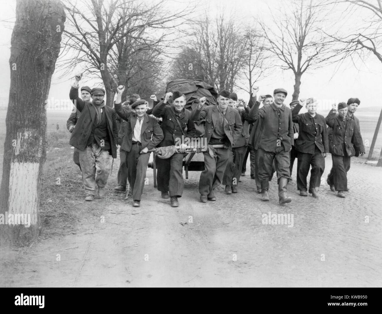 Liberato russi, slave di operai e soldati, testa lontano dalla battaglia davanti alla Francia. Vicino a St. Ingbert, Germania. Marzo 21, 1945, guerra mondiale 2. (BSLOC 2014 10 185) Foto Stock