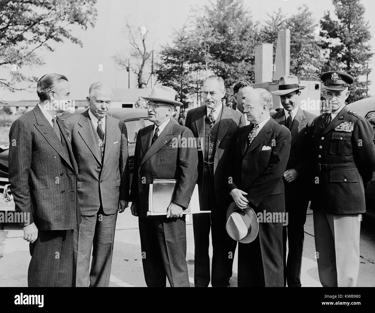 Il presidente Harry Truman con consiglieri superiore al suo ritorno dall'Isola Wake incontro con il Generale MacArthur. Il 16 ottobre, 1950. L-R: Averill Harriman, George Marshall, Truman, Dean Acheson, 2 non identificato, Omar Bradley. (BSLOC 2014 11 259) Foto Stock