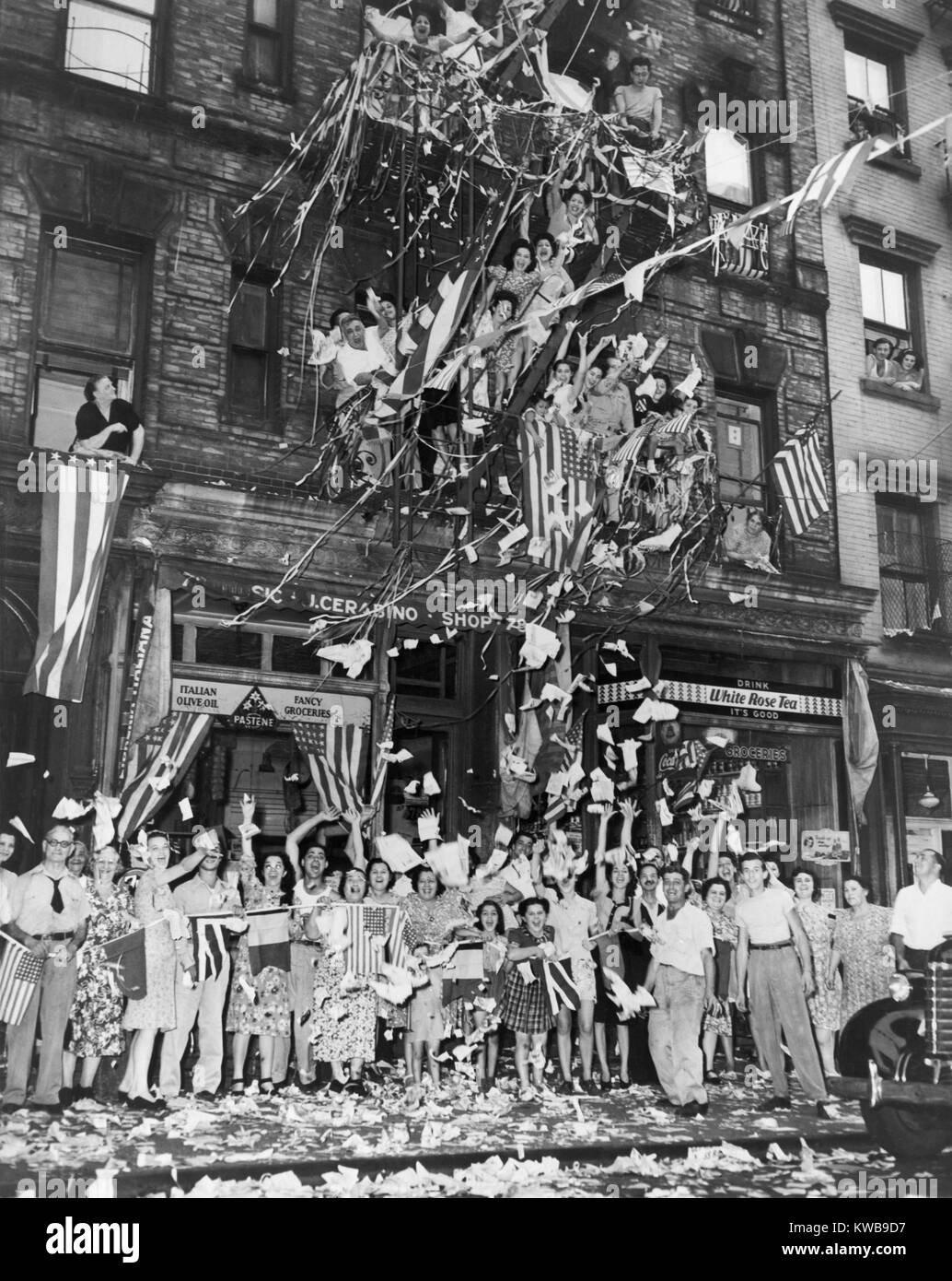 I residenti di New York "Little Italy" celebrare la resa Giapponese. Agosto 15, 1944. Guerra mondiale 2. (BSLOC 2014 10 264) Foto Stock