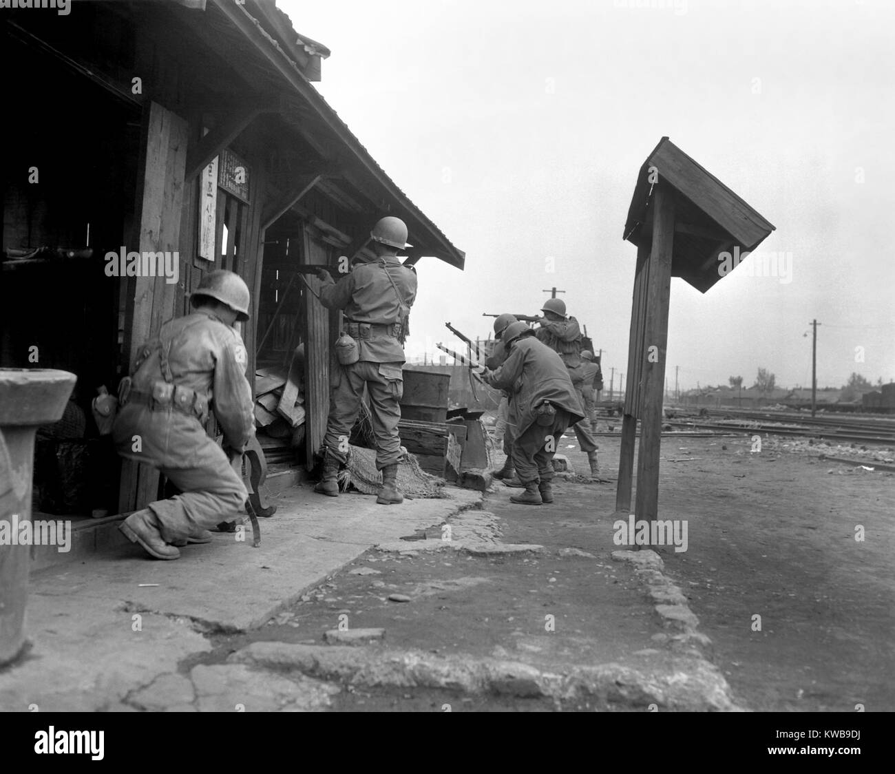 I soldati della prima divisione di cavalleria combattendo in un treno cantiere a Pyongyang, Corea. Essi iscritti alla Corea del Nord la città su Ott. 19 e bloccata da ott. 22, 1950. Guerra di Corea, 1950-1953. (BSLOC 2014 11 65) Foto Stock