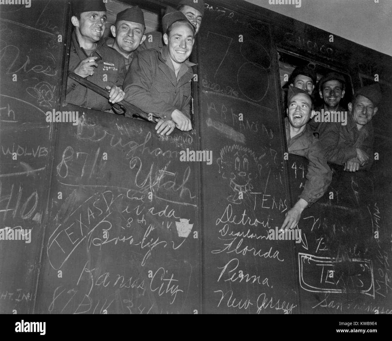Felice veterani, alcuni della prima di essere inviato a casa sotto l'esercito, il nuovo sistema di punteggio. Essi sono a bordo di un treno per Le Havre, Francia. Maggio 25, 1945. Guerra mondiale 2. (BSLOC 2014 10 276) Foto Stock
