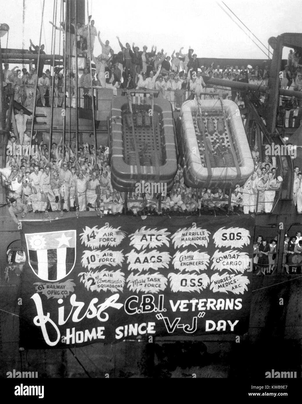Stati Uniti i veterani del China-Burma-India campagne arriva a New York il 7 settembre 27, 1945. A bordo del trasporto dell'esercito generale A. W. Greely, gli uomini e le donne comprendevano i membri del Flying tigri e Merrill di predoni e altri abiti eroica. Guerra mondiale 2. (BSLOC 2014 10 277) Foto Stock