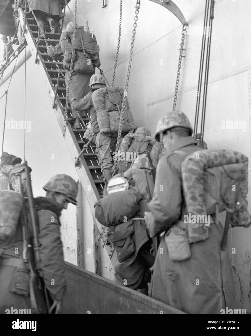 Stati Uniti Marines a bordo di una nave per la evacuazione di Hungnam, Corea del Nord dopo il loro ritiro dal serbatoio di Chosin il 12 dicembre, 1950. L invasione delle Nazioni Unite in Corea del Nord è stato respinto dalla cinese Esercito Volontari in nov-dic. 1950. Guerra di Corea, 1950-1953. (BSLOC 2014 11 96) Foto Stock