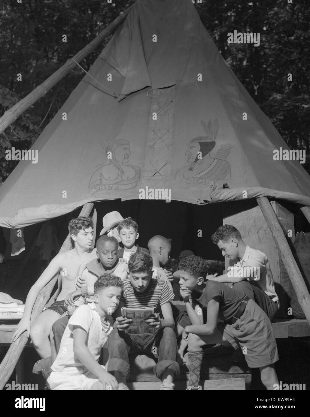 Razziale gruppo integrato di ragazzi la condivisione di un fumetto a Camp Nathan Hale in Southfields, NY. Il camp è stato supportato da metodista Camp Servizio. Agosto 1943 foto di Gordon parchi. (BSLOC 2014 13 100) Foto Stock