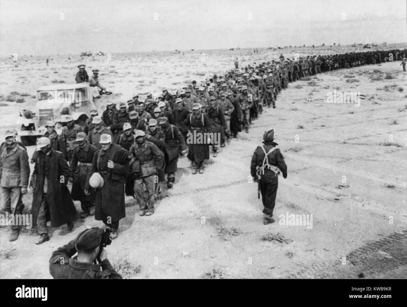 Lungo la linea di prigionieri tedeschi catturati durante la Battaglia di Libia. Essi sono in marcia dalla battaglia davanti a uno dei prigionieri di guerra camp nei pressi di Tobruk. Ca. 1942 Durante la guerra mondiale 2. (BSLOC 2014 10 7) Foto Stock