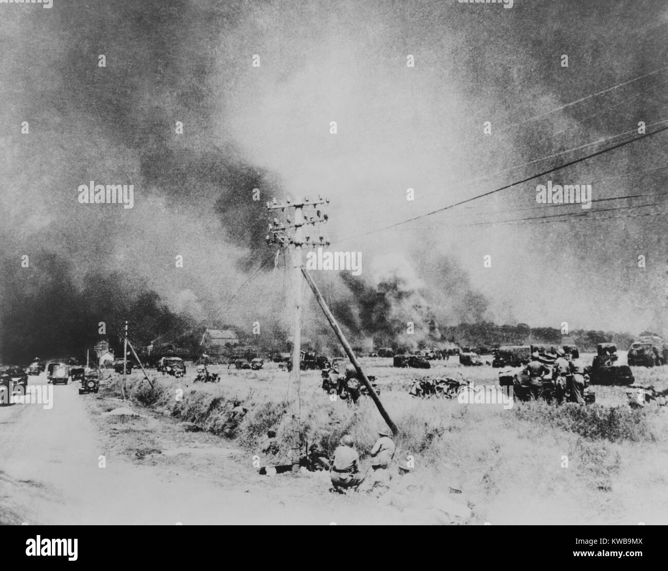 Truppe canadesi e veicoli armati avanzare lungo una strada e campo aperto a Falaise, Francia. La battaglia decisiva di agosto 6-21, 1944 sconfitto i tedeschi in Normandia. Guerra mondiale 2. (BSLOC 2014 10 79) Foto Stock