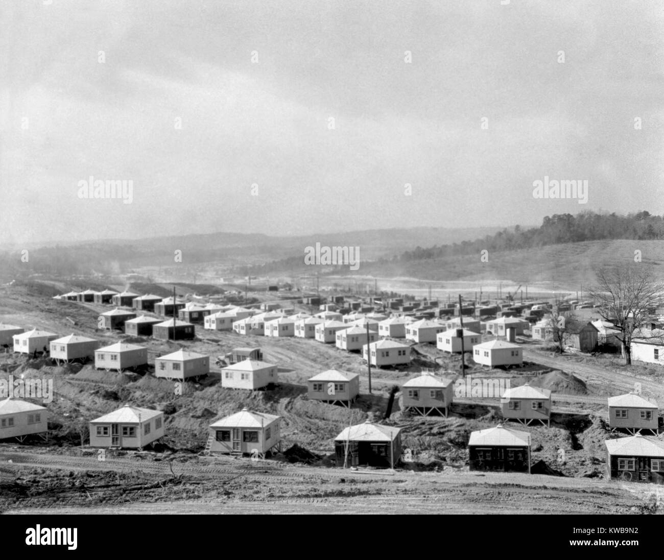 Piccole e semplici case in costruzione in Oak Ridge, Tennessee. Ca. 1945. Essi sono per i lavoratori del Progetto Manhattan's Clinton opere di ingegneria. (BSLOC 2014 13 143) Foto Stock