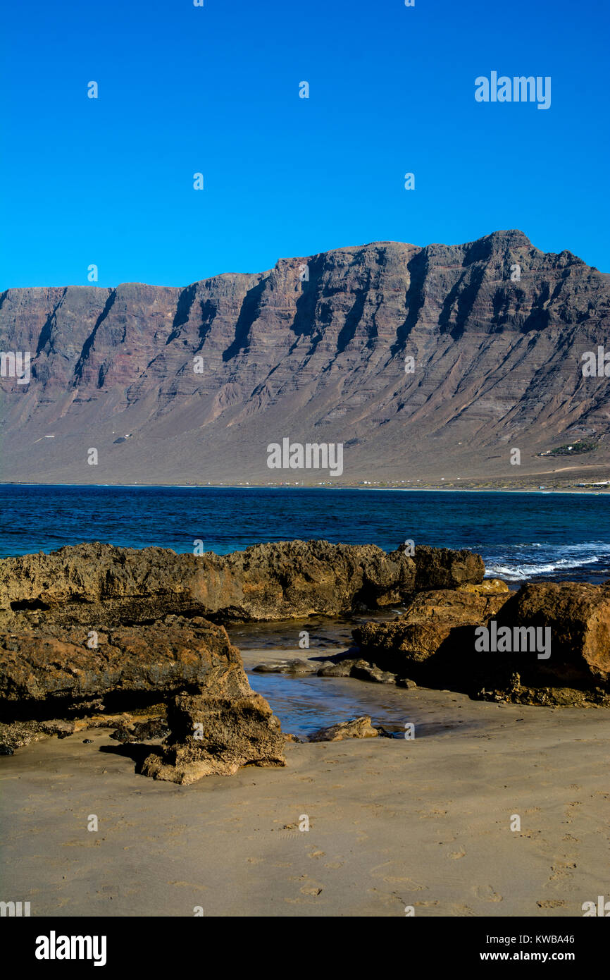 La spiaggia e le scogliere, Caleta de Famara, Lanzarote, Isole Canarie, Spagna. Foto Stock