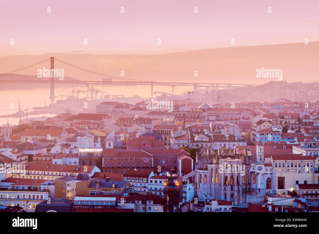 Xxv Aprile del ponte e il panorama della città di Lisbona . Lisbona, Portogallo. Foto Stock