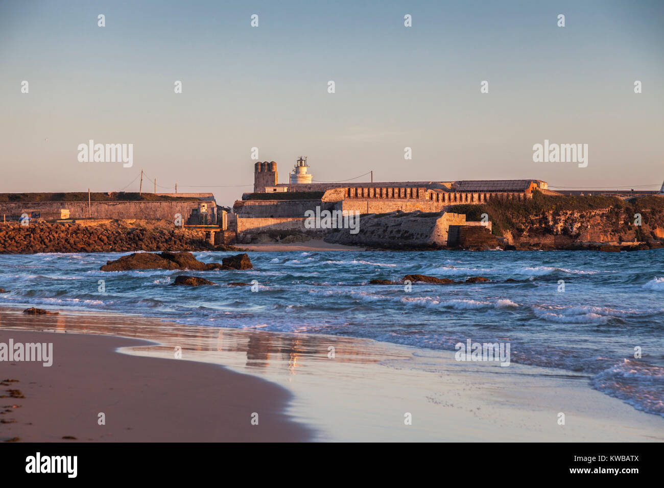 Faro sulla Palomas isola in Tarifa. Tarifa, Andalusia, Spagna. Foto Stock