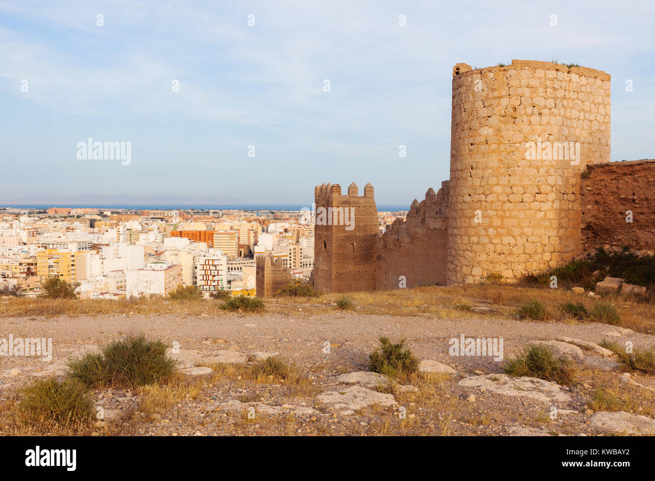 Vecchie mura in Almeria e il panorama della città. Almeria, Andalusia, Spagna. Foto Stock