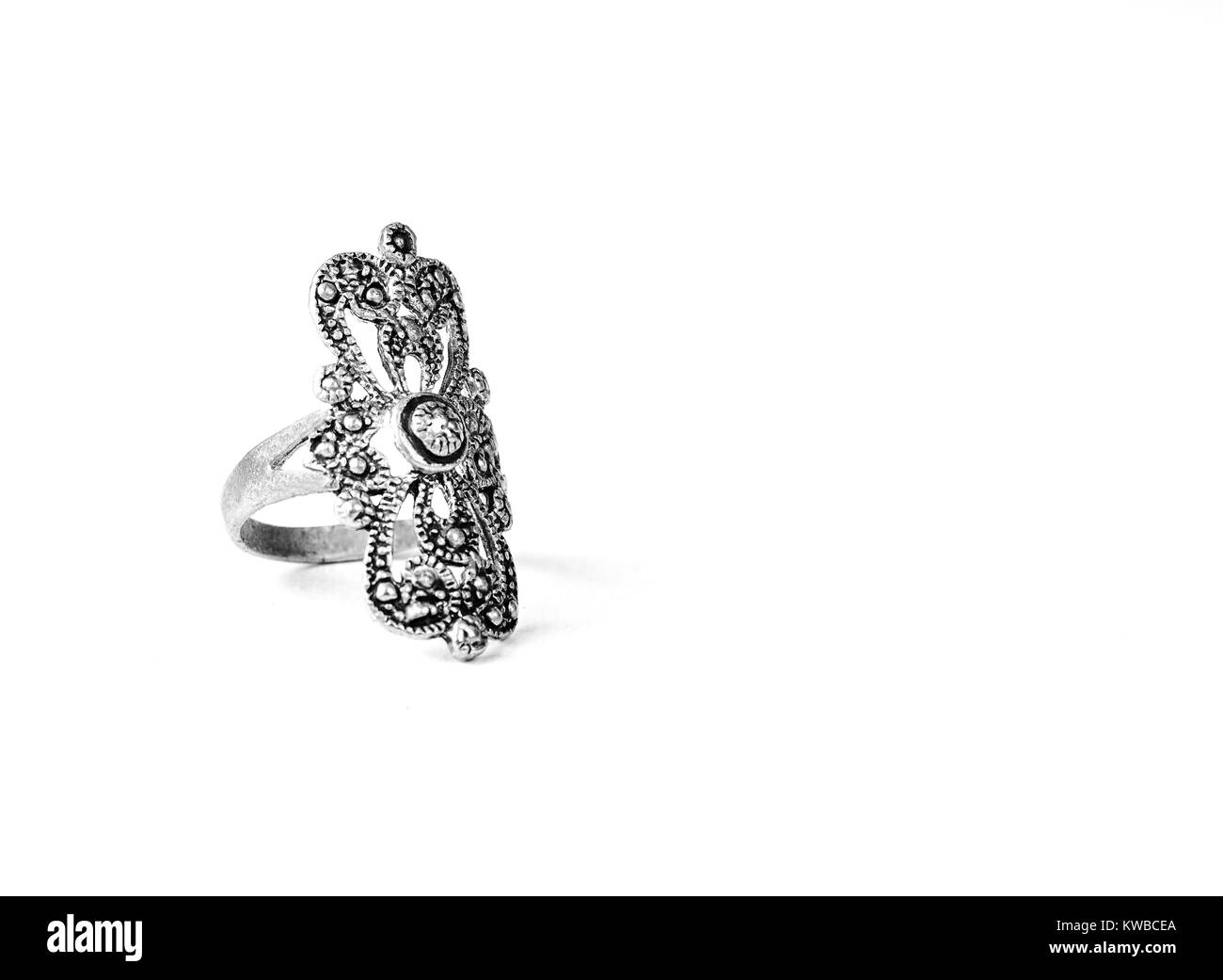 Argento vecchio anello retrò su sfondo bianco Foto Stock