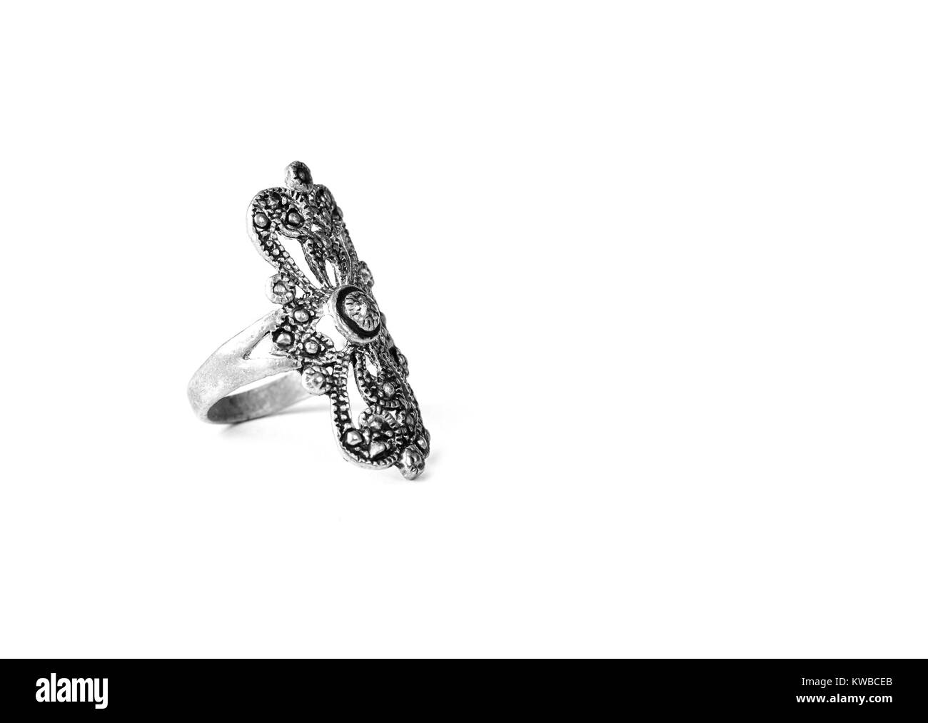 Argento vecchio anello retrò su sfondo bianco Foto Stock