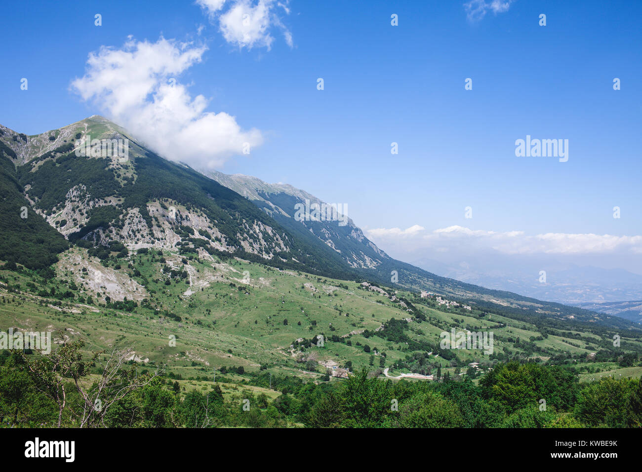 Verde naturale paesaggio con picco di montagna, Majella, Abruzzo, Italia. Foto Stock