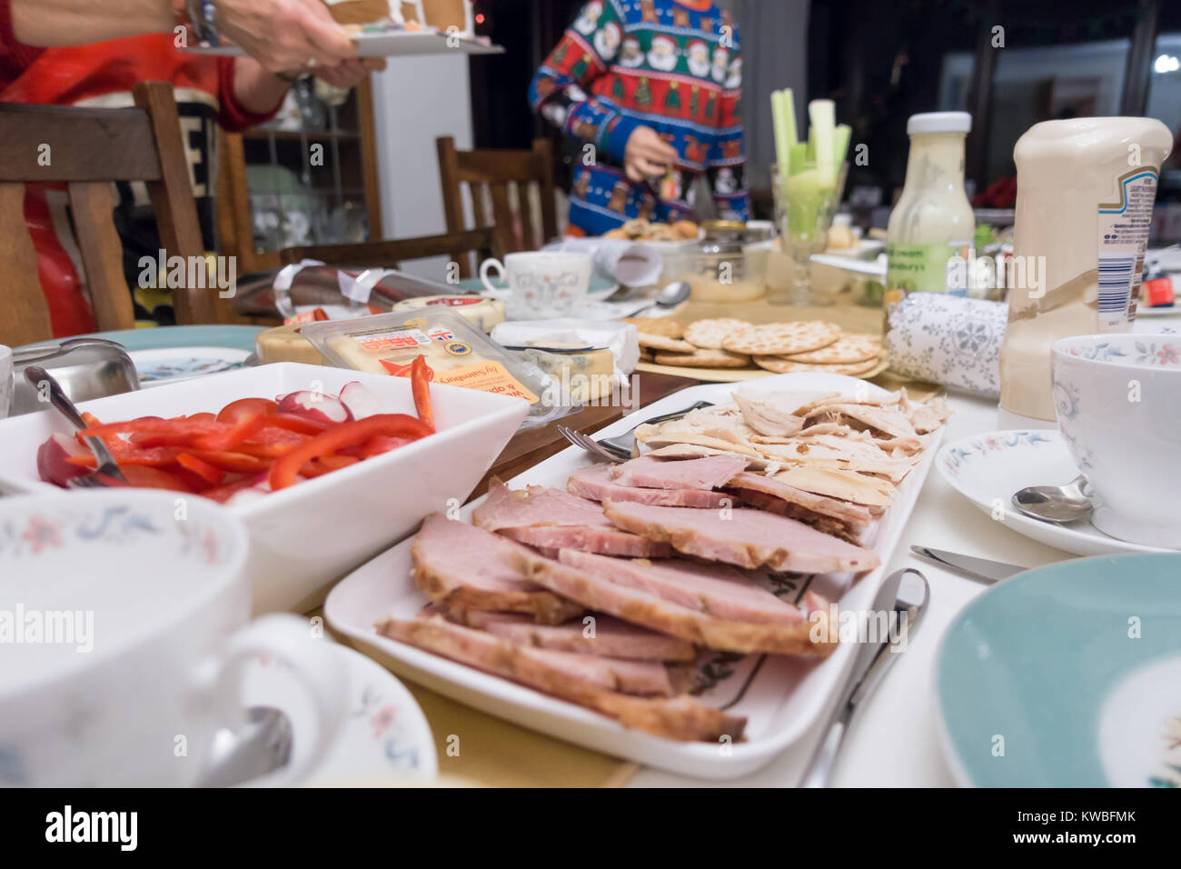 Un tavolo da pranzo posati con piatti freddi per essere mangiato come insalata per un tè di Natale. Foto Stock