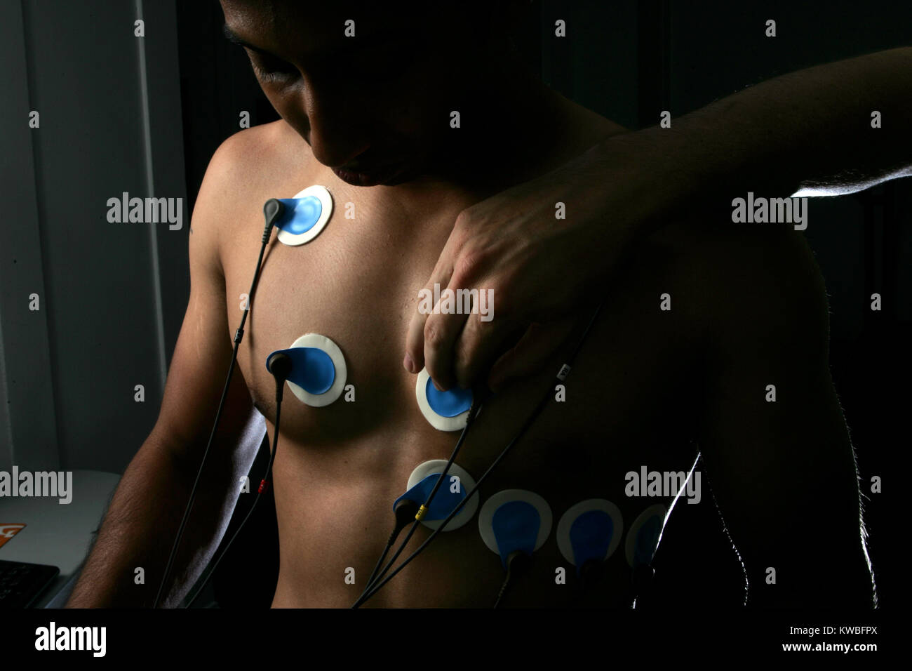 Atleta monitorato mentre su un tapis roulant in un esercizio di laboratorio di scienze. Foto Stock