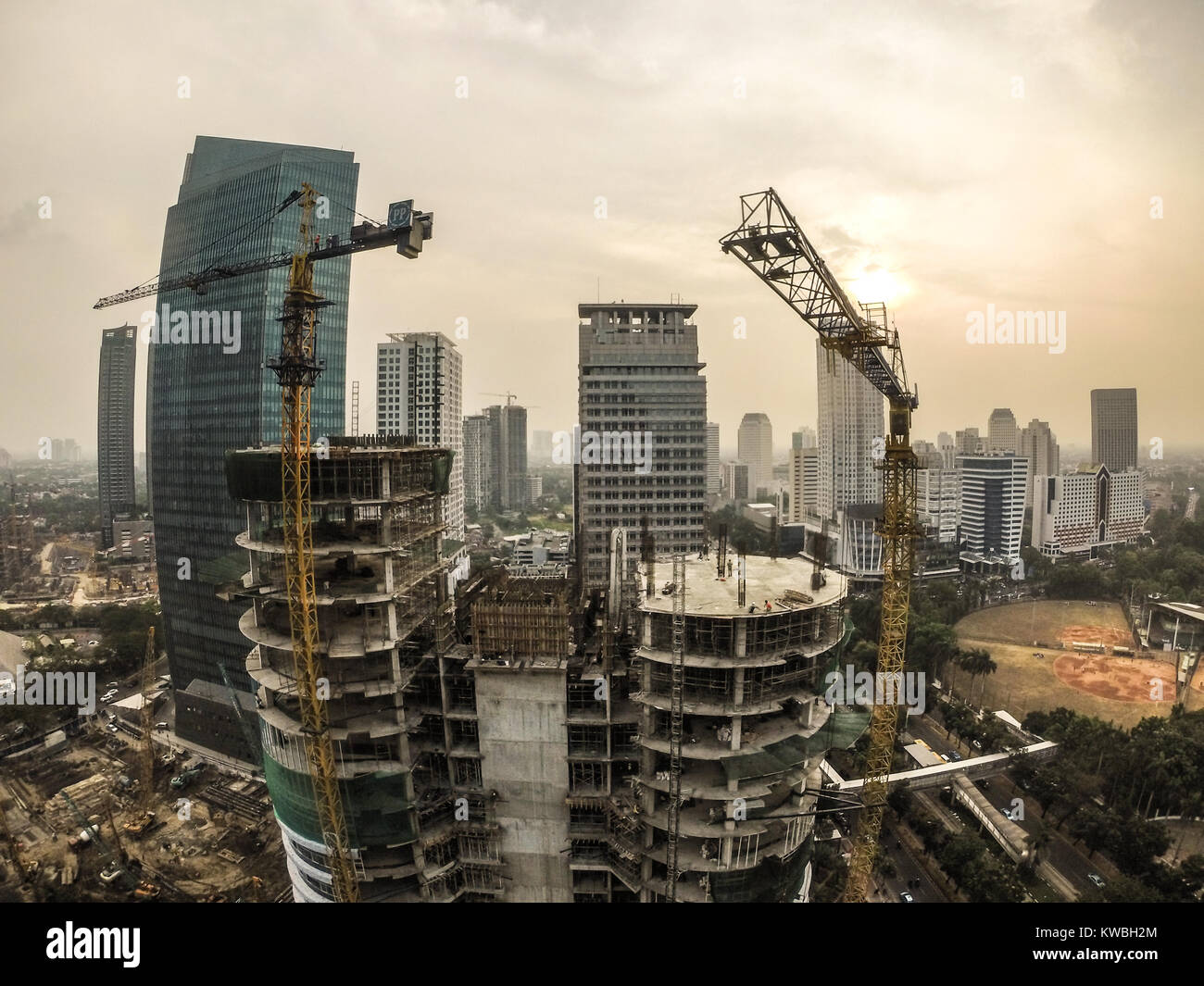 La costruzione del grattacielo edificio nella città di Jakarta Foto Stock
