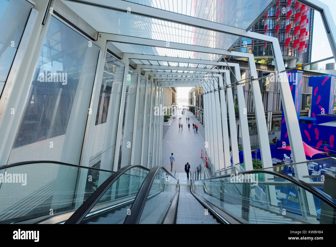 Barangaroo ponte pedonale nota come Wynyard a piedi è un 180 metri lungo il collegamento pedonale e tunnel, molo di Barangaroo, Sydney, Australia Foto Stock